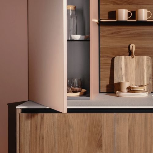 Cucina moderna Kalì e Time - Laminato Noce Canaletto e Laccato Himalaya opaco, fonte: arredo3.com